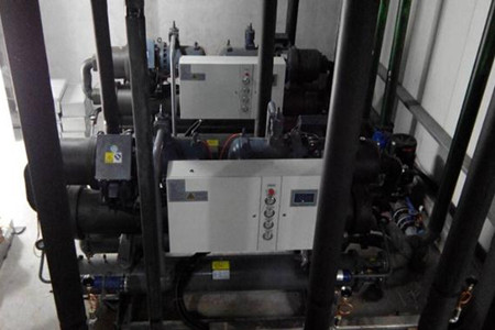 為什么水冷螺桿式冷水機(jī)組中會有污垢沉積？