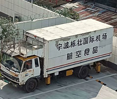 公司售服對機(jī)場中央廚房系統(tǒng)冷卻用冷水機(jī)進(jìn)行回訪，發(fā)現(xiàn)風(fēng)險，解決問題
